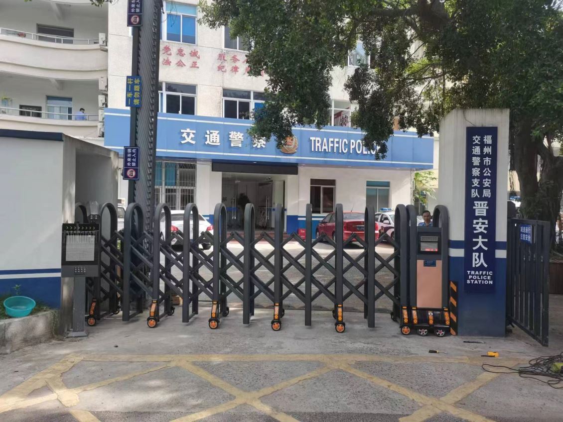 宁德伸缩门走不直的原因